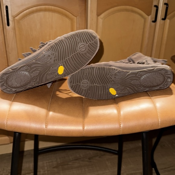 Manitobah Moccasin Booties Size 6M
Made in Canada Brown Leather Suede Fringe - Picture 5 of 6